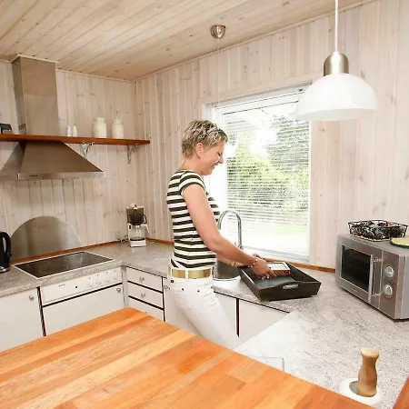 Three-bedroom Holiday In 16