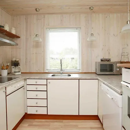 Three-bedroom Holiday In 16 *